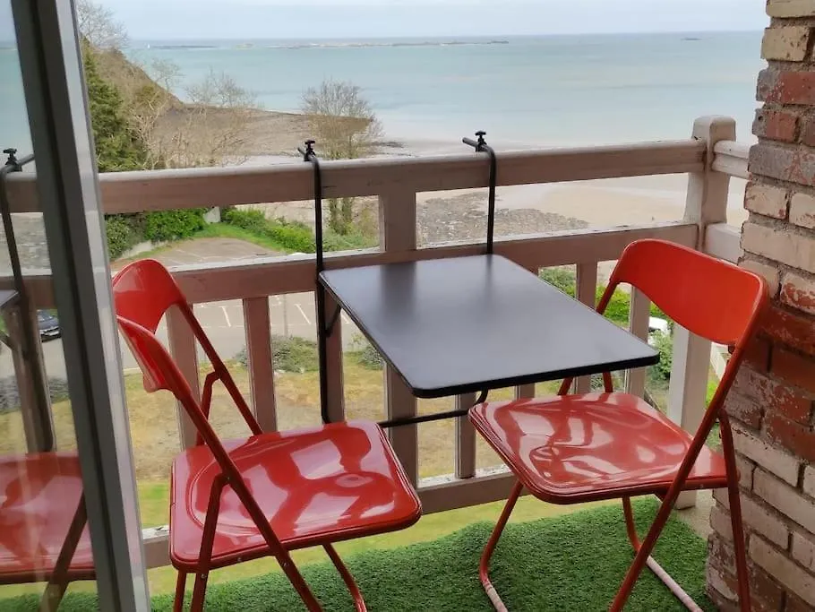 Appartement pleine vue mer au bord de la plage Binic France